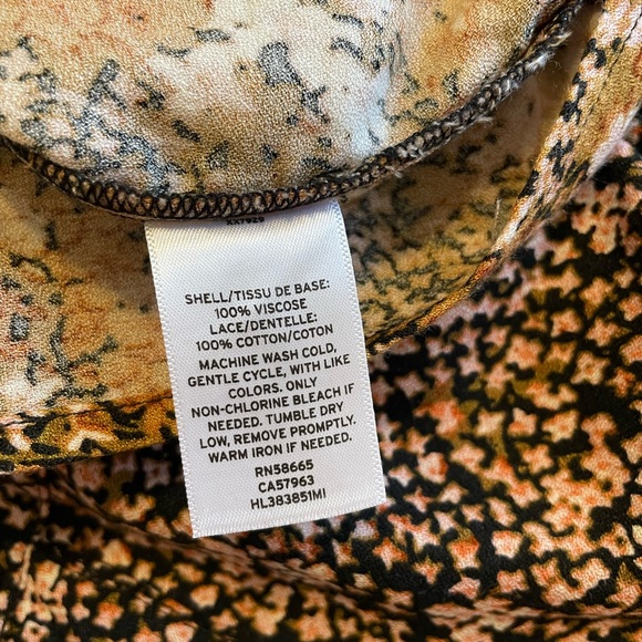 Hinge fall floral blouse - Picture 4 of 4